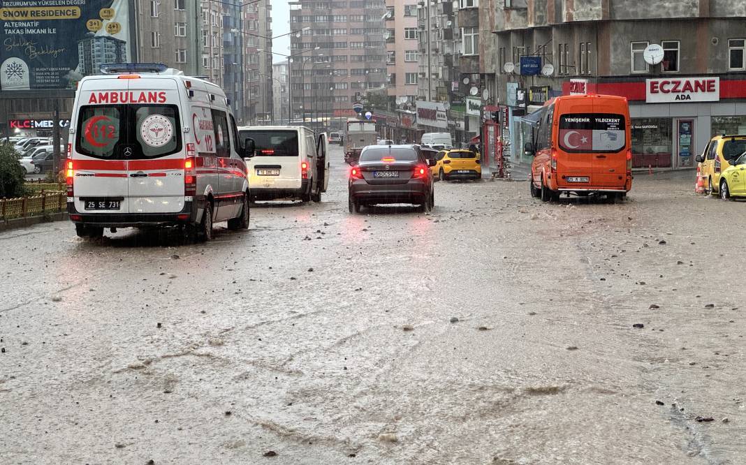 Erzurum'u sağanak vurdu! Evleri su bastı araçlar yolda mahsur kaldı 13